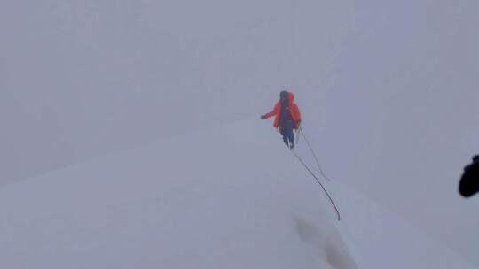 登顶川西沙鲁里山脉加拉本森雪山的登山者