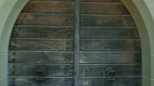 房屋天线的木门