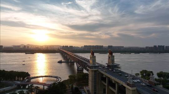 航拍绝美夕阳下的南京长江大桥4K