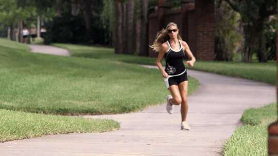 女生跑步视频素材模板下载