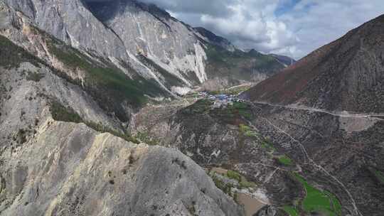 高山峻岭间的村庄航拍全景