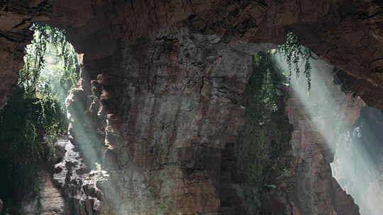 阳光穿过岩石的洞穴视频素材模板下载