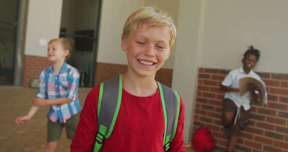 快乐的高加索男孩站在学校前的视频