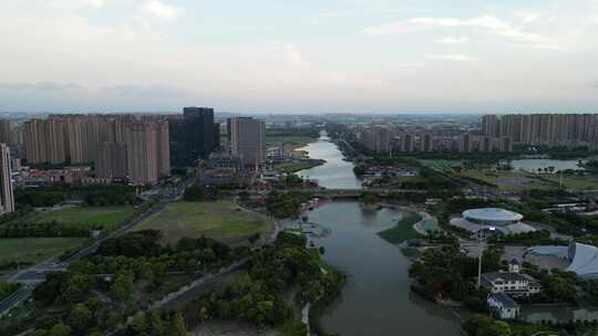 航拍日落的昆山夏驾河湿地公园与城市风光