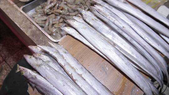 商贩卖海鲜带鱼大虾