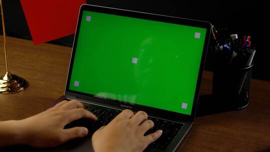 绿屏电脑屏幕可替换 机关人员办公视频素材模板下载