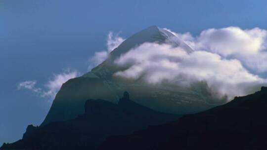 西藏雪山云层翻涌