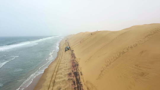 纳米布沙漠边缘海滩上汽车的宽螺旋照片