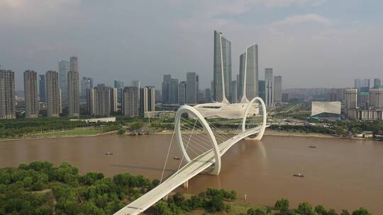 南京地标建筑南京之眼步行桥城市风光航拍