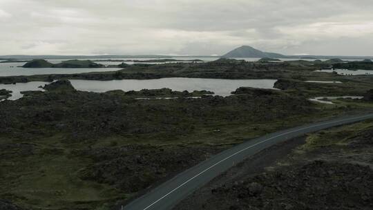 航拍的道路河流景观