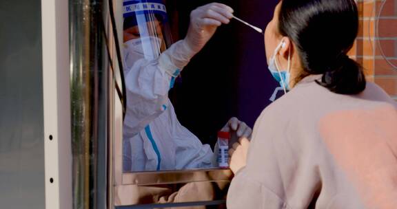 湖北武汉医务人员给社区居民做核酸检测