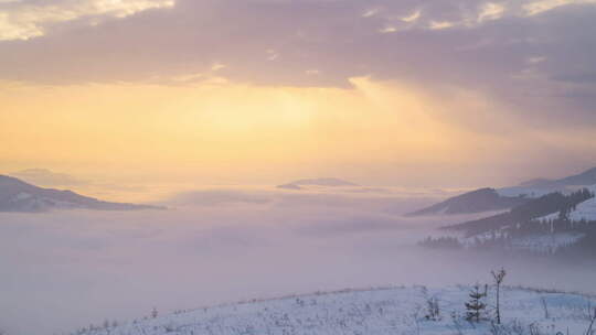 冬天山上有雾的早晨