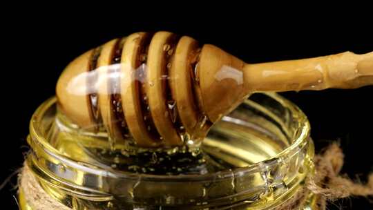 蜂蜜从勺子纺锤上流下来