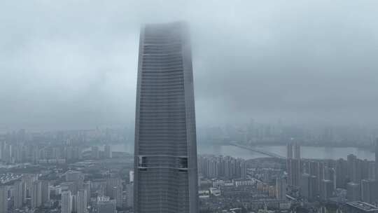 航拍雨后云雾缭绕的湖北武汉绿地中心大厦