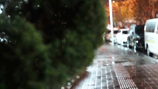 雨天城市道路虚化背景空镜头