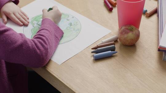 绘画地球的女孩视频素材模板下载