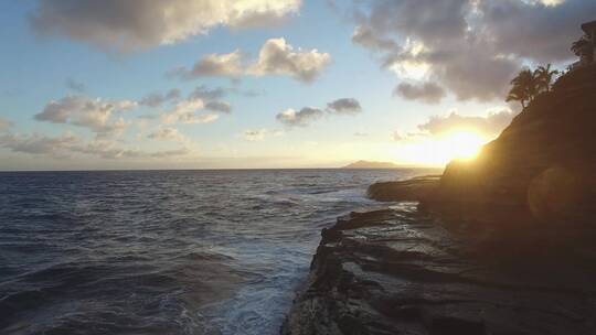 日落时的海浪