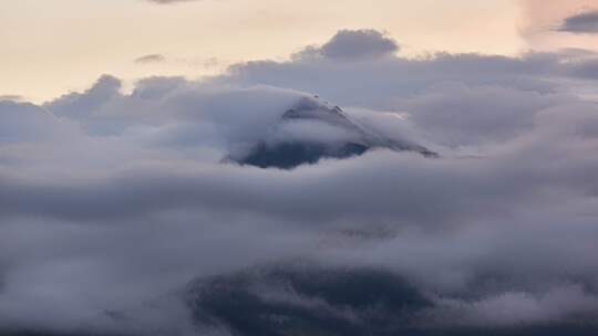 云雾缭绕的山峰