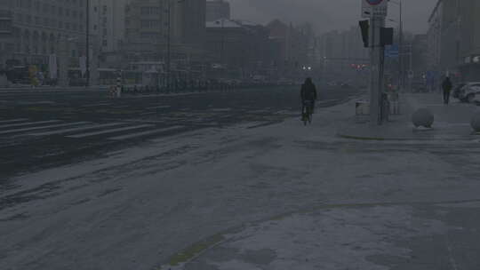 黑龙江牡丹江市雾天路边骑老式单车经过的人视频素材模板下载