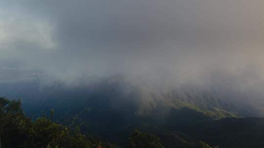 清晨山顶大风云雾快速飘过10