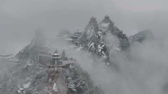 3倍渐远航拍老君山主峰道观群翻山雪云海