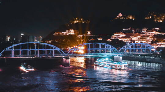航拍兰州夜景黄河上行驶的船穿过中山桥视频素材模板下载