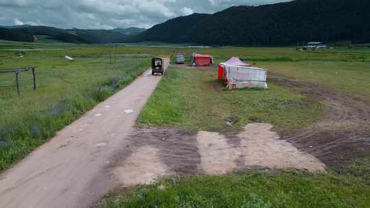 农业粮食丽江耕地田野小路行驶拖拉机