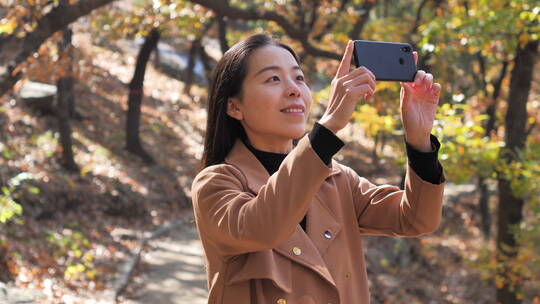 亚洲中国女性树林徒步旅游拍照视频看风景