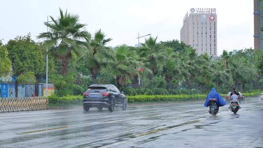 下雨中的道路