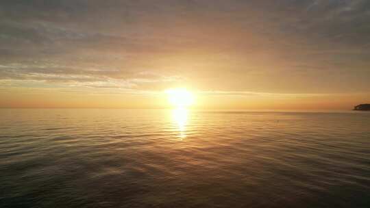 航拍海上日出海平面渔船海洋朝阳东方红太阳
