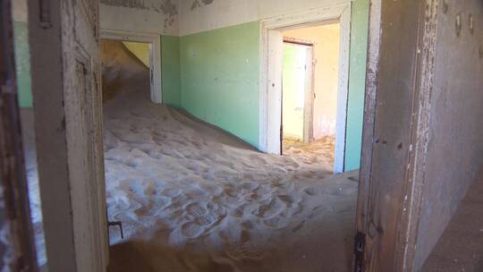 毛坯房里堆满了沙子