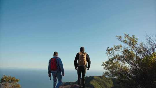 两个人从悬崖边的天线上看风景