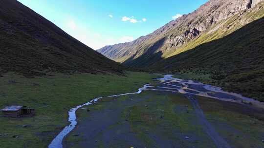 航拍攀登横断山脉乌库楚雪山的登山者大本营