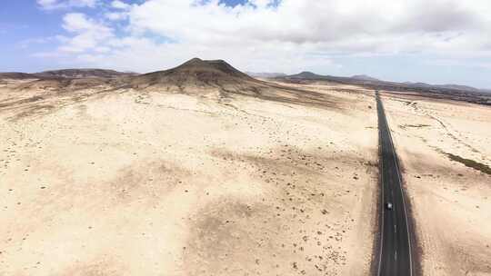 汽车行驶在沙漠公路中