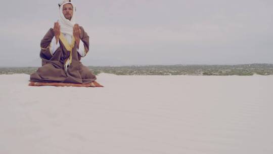 沙漠的流浪者在祈祷