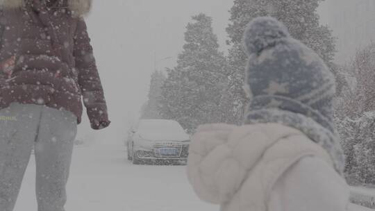 大雪纷飞母子雪地嬉戏SLOG