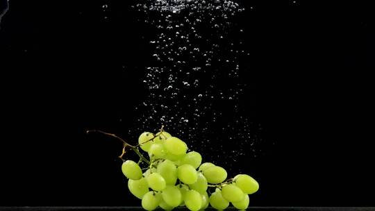 青葡萄绿葡萄提子高帧高速慢速水下拍摄