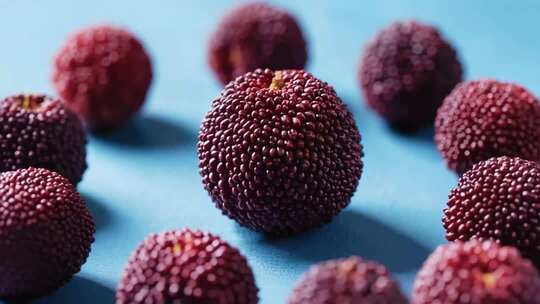 蓝色背景上的新鲜杨梅