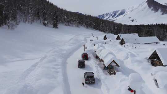 航拍冬季新疆阿勒泰禾木雪景雪山森林村落