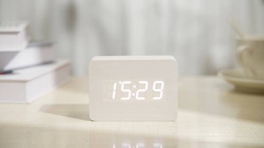 下午电子闹钟三点半