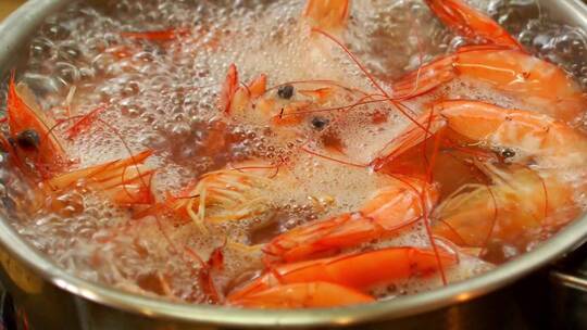 虾在锅里煮开水煮虾