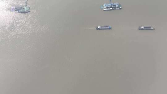 雨后河流鸟瞰浑浊长江货轮黄河轮船航行俯拍