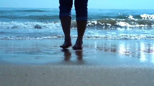 沙滩上人的双腿的特写