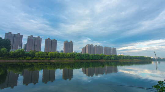 城市楼群城市建筑河中倒影水天一体延时