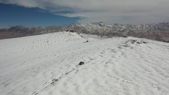 suv汽车越野行驶在一望无际的高山雪原