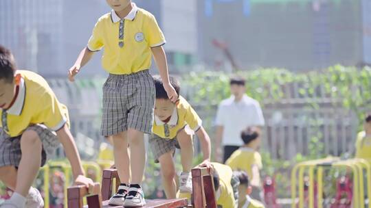 幼儿园小朋友和孩子们开心的玩耍慢动作