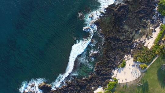 大气磅礴的大海海浪翻滚巨浪冲击礁石航拍
