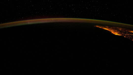 国际空间站飞越北极看见北极光