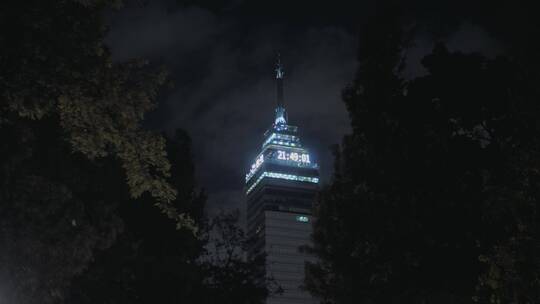 夜里的摩天大楼