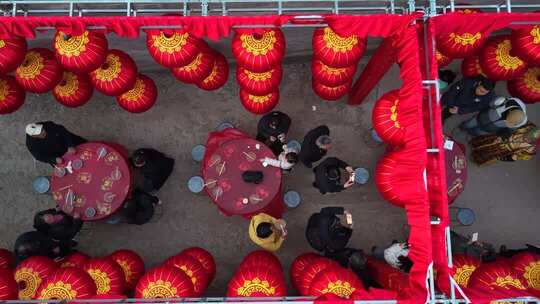 红灯笼下人群聚会场景